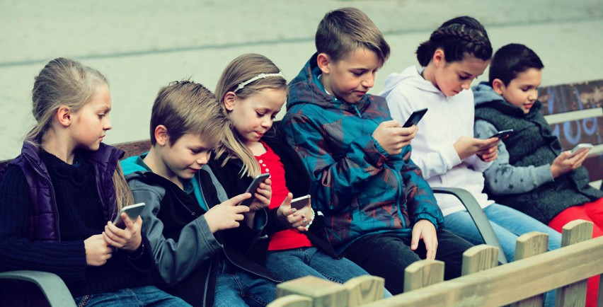Nowe zasady używania telefonów w szkołach. Będzie zakaz?...
