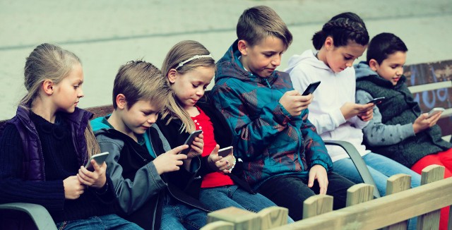Nowe zasady używania telefonów w szkołach. Będzie zakaz? Rada ds. Dzieci i Młodzieży zbiera rekomendacje. Jak to wygląd obecnie? Czy nauczyciel może zabrać uczniowi telefon?