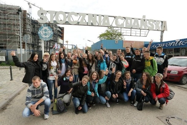 Uczniowie klas III Gimnazjum w Borzytuchomiu wzięli udział w wycieczce do Gdańska w ramach "Zielonej Szkoły Wolności&#8221;. Jest to projekt prowadzony przez Europejskie Centrum Solidarności i Muzeum II Wojny Światowej.