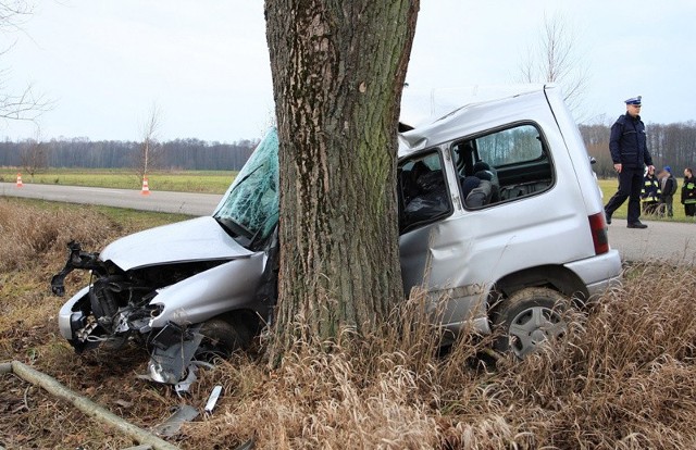 W czwartek około godz. 9 doszło to tragicznego wypadku w pobliżu Kuczyna. Policjanci wstępnie ustalili, że 26-letni kierowca citroena jadąc od strony Ciechanowca najprawdopodobniej chciał wyprzedzić jadące przed nim samochody i wjechał na przeciwległy pas ruchu.Gdy mężczyzna zauważył nadjeżdżające z przeciwka pojazdy próbował szybko powrócić na swój pas ruchu. Prawdopodobnie stracił panowanie nad autem i zjechał do rowu, gdzie z dużą siłą uderzył w drzewo. 26-latek zginął na miejscu.