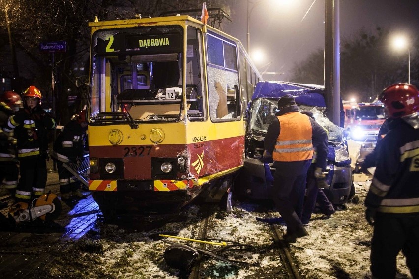 Groźny wypadek na Limanowskiego! Zderzenie tramwaju z samochodem. Są ranni! [zdjęcia]