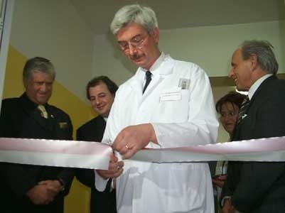 Od lewej: senator Witold Gładkowski, dr Michał Tabiszewski i starosta Krzysztof Lis zwiedzają sale nowego oddziału ortopedycznego szczecineckiego szpitala
