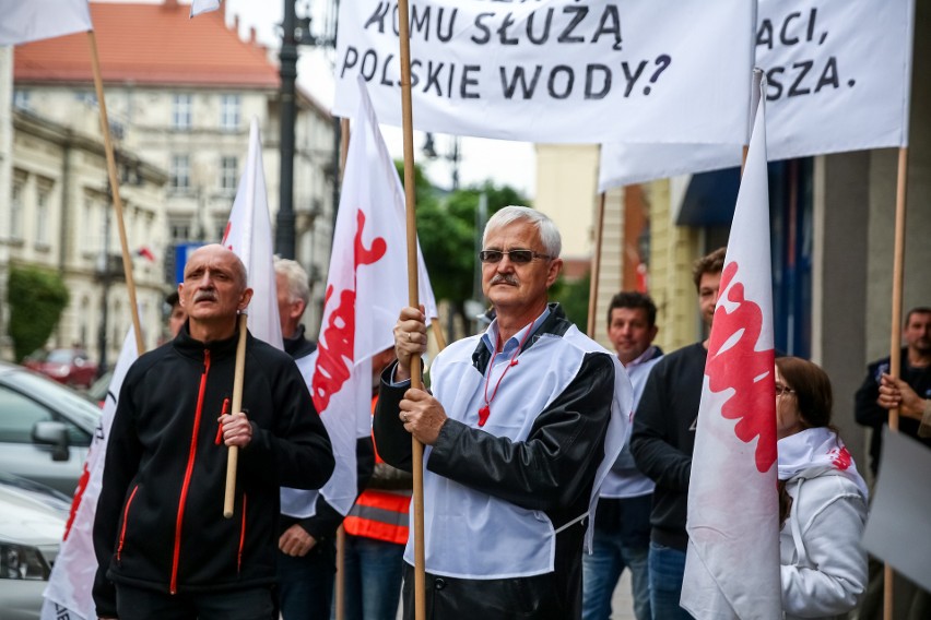 Pracownicy Wód Polskich protestują w Krakowie. Chcą obiecanych podwyżek płac