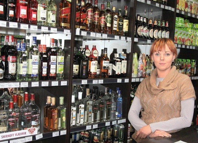 - Sprzedaż alkoholu, to także miejsca pracy. Jeśli ograniczymy sprzedaż, to wiele osób straci pracę &#8211; mówi Magdalena Bartosiak, pracująca w całodobowym sklepie monopolowym w Radomiu.
