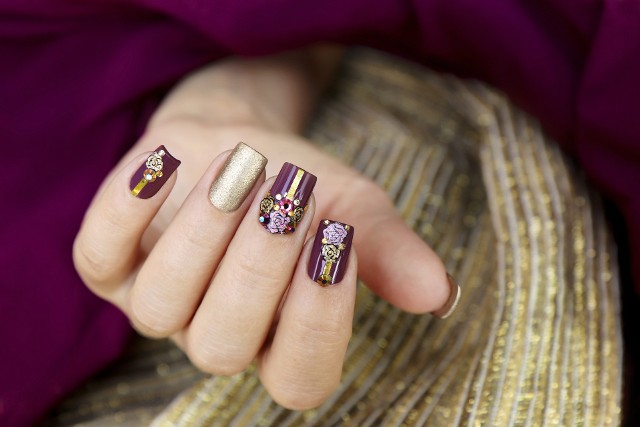 Śliwkowe paznokcie są eleganckie i stylowe. Ten manicure wpisuje się w jesienne trendy. Zobacz, do jakich ubrań pasuje śliwkowy lakier 