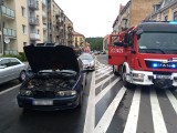 GORZÓW WLKP. Pożar samochodu przed rondem Kosynierów Gdyńskich. Płonące bmw zaczęli gasić policjanci