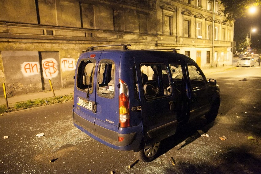 Bijatyka kiboli w centrum Łodzi. Uderzali maczetami pasażerów samochodu [ZDJĘCIA, FILM]