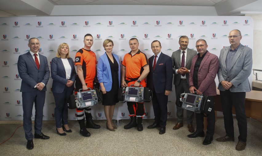 Fundacja PZU przekazała defibrylatory dla stacji pogotowia w województwie podkarpackim