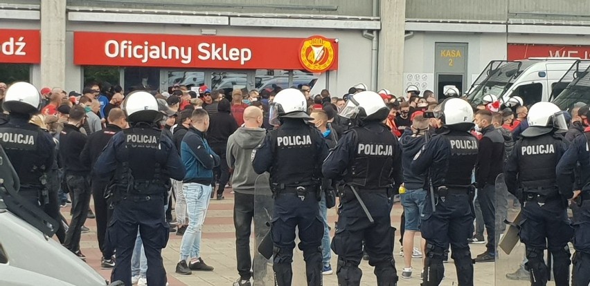 Kibice Widzewa zebrali się przed stadionem na al. Piłsudskiego! Była też policja ZDJĘCIA