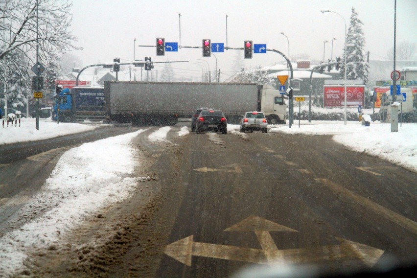 Tarnobrzeg. Opady śniegu nie ustają. Jaka sytuacja na drogach w mieście? Sprawdziliśmy (ZDJĘCIA)
