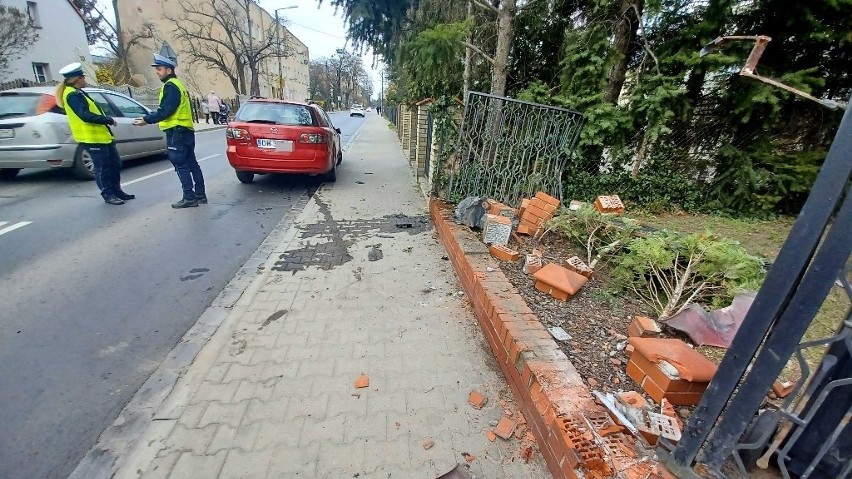 Wypadek na Stabłowicach. Pijany kierowca potrącił dwie osoby i wjechał w ogrodzenie