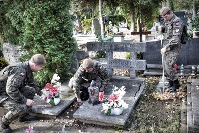Żołnierze wielkopolskiej „Dwunastki”, porządkowali groby poległych za Ojczyznę oraz zasłużonych obywateli w Wielkopolsce.