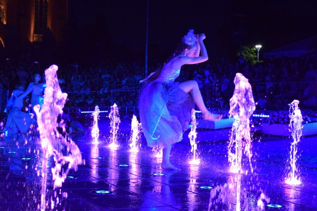 Tłumy mieszkańców Rybnika przyszło obserwować niezwykły spektakl pt. Wodowisko w Rybniku przy fontannie na Placu Jana Pawła II