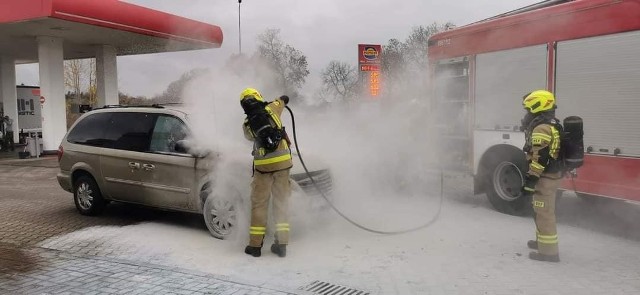 Przerażenie ogarnęło świadków tego niecodziennego zdarzenia. Auto tankowane przy dystrybutorze zaczęło płonąć!