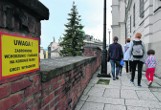 Zakaz siadania na murze zamku w Bielsku-Białej. Ochrona interweniuje