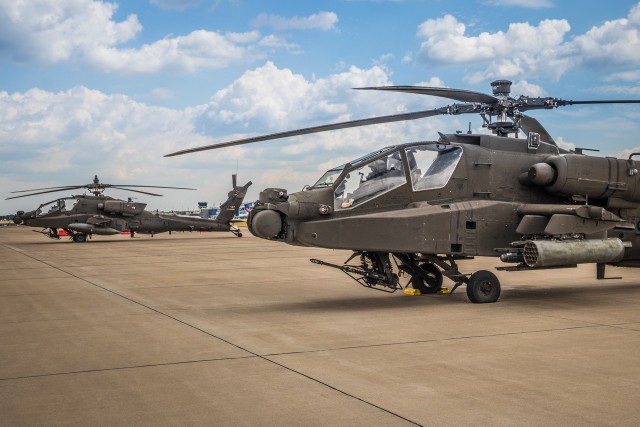 Dwie maszyny AH-64 Apache spędziły w poniedziałek, 4 sierpnia 2019 około godziny na płycie lotniska Katowice Airport w Pyrzowicach.