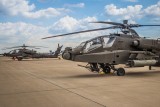 Śmigłowce szturmowe armii USA na lotnisku Katowice Airport w Pyrzowicach. Dwa AH-64 Apache zatrzymały się na tankowanie