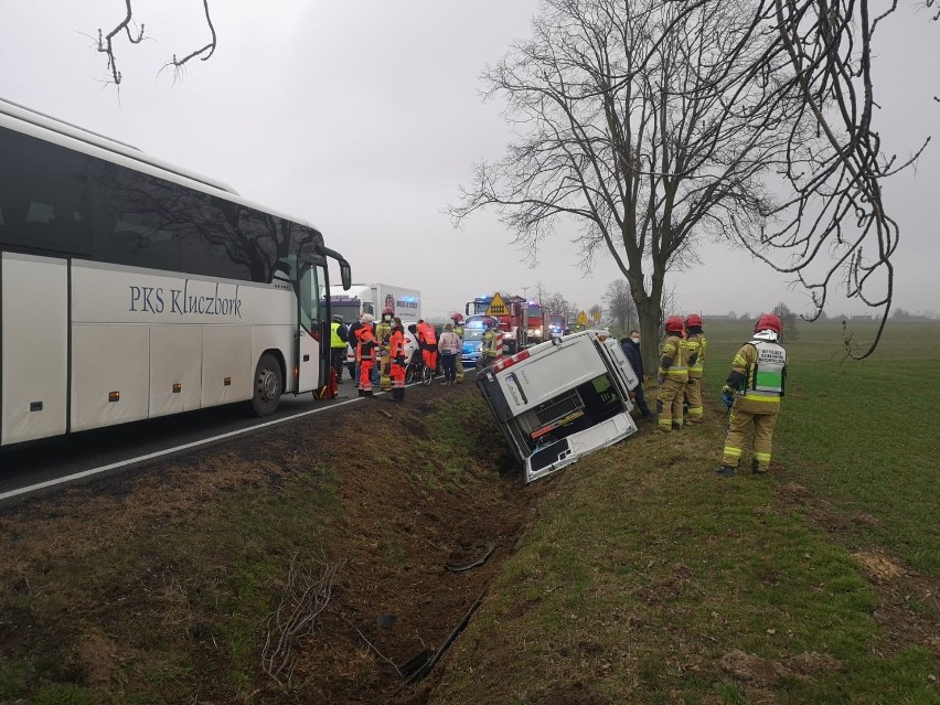 Wypadek busa na DK 11 w Krzywiźnie koło Kluczborka
