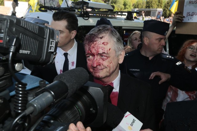 W poniedziałek na Cmentarzu-Mauzoleum Żołnierzy Sowieckich w Warszawie odbyła się manifestacja przeciwko wojnie na Ukrainie. Protestujący oblali czerwoną farbą dyplomatów rosyjskich