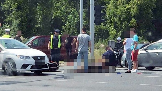 13 lipca na ulicy Kościuszki w Katowicach skuter zderzył się z samochodem. Kierowca jednośladu zmarł w szpitalu. Zobacz kolejne zdjęcia. Przesuwaj zdjęcia w prawo - naciśnij strzałkę lub przycisk NASTĘPNE