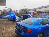 Dwóch przemytników nielegalnych migrantów wpadło na stacji paliw w Piątnicy. W ich samochodach ukrywało się 8 Irakijczyków (zdjęcia)