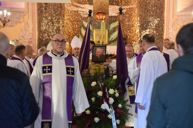 Ostatnia droga śp. ks. Konstantego Andrzejewicza. W pożegnaniu kapłana w Kuźnicy wzięły udział tłumy