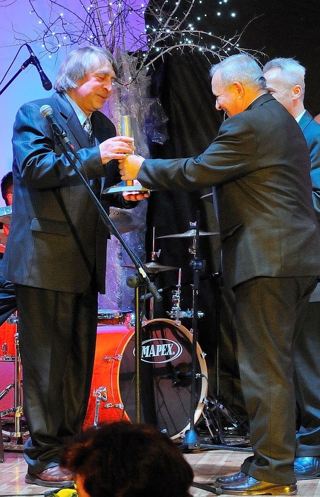 Stanisław Sas Tarnawski (z lewej) został uhonorowany tytułem "Najlepsi z Najlepszych&#8221; w gminie Klimontów w kategorii "Osobowość&#8221;. Z prawej Ryszard Bień wójt Gminy Klimontów.
