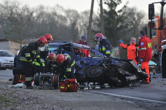 Do wypadku doszło w środę (28 grudnia) rano na zakręcie, przy samym wyjeździe z Dąbroszyna w stronę Kostrzyna. Ford focus zderzył się z jadącym z naprzeciwka beczkowozem marki MAN. &lt;b&gt;Godz. 10.50&lt;/b&gt;Forda focusa prowadziła 39-letnia kobieta, manem należącym do Miejskich Zakład&oacute;w Komunalnych w Kostrzynie kierował 42-letni mężczyzna. - Kierowca mana nie odni&oacute;sł obrażeń, był trzeźwy. Ze względu na ciężki stan i oblodzoną drogę kobieta z forda została przetransportowana śmigłowcem do szpitala w Gorzowie Wlkp. W szpitalu zostanie sprawdzona jej trzeźwość. Na miejscu pracują policjanci, kt&oacute;rzy przesłuchują świadk&oacute;w i ustalają przebieg tego wypadku - m&oacute;wi Mateusz Sławek z zespołu prasowego Komendy Wojew&oacute;dzkiej Policji w Gorzowie Wlkp.&lt;iframe src=&quot;//get.x-link.pl/84234c1e-9f38-cf76-cdfa-2629cbe189e2,f82e9e01-0a7d-c81f-ad56-fdd3724b5985,embed.html&quot; width=&quot;700&quot; height=&quot;380&quot; frameborder=&quot;0&quot; webkitallowfullscreen=&quot;&quot; mozallowfullscreen=&quot;&quot; allowfullscreen=&quot;&quot;&gt;&lt;/iframe&gt;&lt;b&gt;Godz. 10.30&lt;/b&gt;Kierowcy, z kt&oacute;rymi rozmawialiśmy narzekali, że tego poranka droga wojew&oacute;dzka nr 132 była bardzo śliska. Było na tyle ślisko, że ratownicy medyczni i strażacy zamiast chodzić, ślizgali się po asfalcie. Temperatura na zewnątrz wynosiła plus trzy stopnie, jednak przy gruncie musiał panować przymrozek, ponieważ na asfalcie osadziła się warstwa śliskiego szronu. Po drodze nie przejechała żadna piaskarka. Jak tłumaczy to administrator drogi? - Na bieżąco monitorujemy sytuację na tej drodze i to, że było tak ślisko, r&oacute;wnież nas zaskoczyła. Temperatura i warunki nie wskazywały na to, że asfalt będzie tak śliski. Takie warunki panowały jedynie w niekt&oacute;rych miejscach - m&oacute;wi Zofia Kajder, kierownik Rejonu Dr&oacute;g Wojew&oacute;dzkich w Kłodawie.Godz. 9.07Ranna w wypadku została kobieta kierująca fordem. Na miejsce przyleciał śmigłowiec Lotniczego Pogotowia Ratunkowego.Godz. 9.01Na miejscu jest pogotowie oraz strażacy, kt&oacute;rzy przy pomocy ciężkiego sprzętu uwalniają z mocno rozbitego forda kierowcę. Droga została zablokowana. Wyznaczono objazd drogą gruntową. Na drodze panują trudne warunki, jest bardzo ślisko. Dlatego prosimy kierowc&oacute;w o ostrożną jazdę.Zobacz też: Lubuskie czarne punkty. Te miejsca lepiej omijać [MAPA]&lt;center&gt;&lt;div class=&quot;fb-like-box&quot; data-href=&quot;https://www.facebook.com/gazlub/?fref=ts&quot; data-width=&quot;600&quot; data-show-faces=&quot;true&quot; data-stream=&quot;false&quot; data-header=&quot;true&quot;&gt;&lt;/div&gt;&lt;/center&gt;