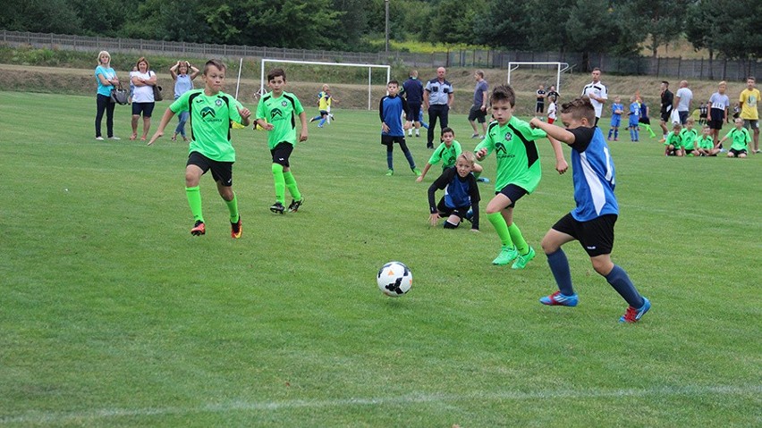 Ostra rywalizacja na Młodzieżowym Turnieju Piłki Nożnej w Małogoszczu