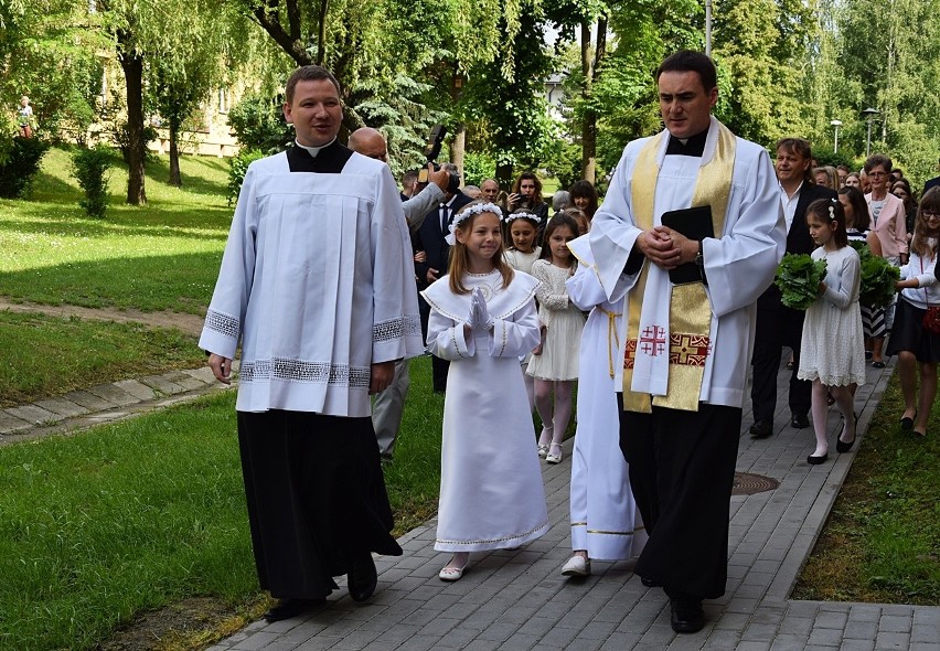 Gorlice. Ksiądz Mariusz Bilski jest już jedenastym kapłanem w młodej parafii św. Boboli. Odprawił uroczystą mszę prymicyjną