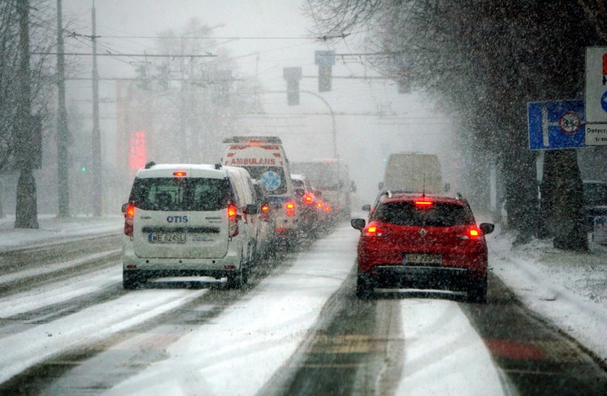 Atak zimy w Lublinie dał się we znaki kierowcom i pieszym. Drogowcy w regionie nie nadążali z odśnieżaniem. ZOBACZ ZDJĘCIA