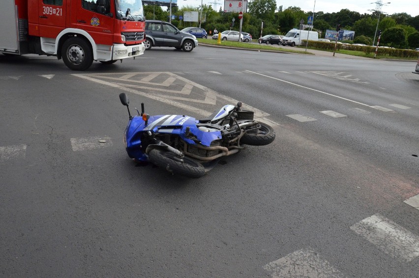 Wrocław: Wypadek na Borowskiej. Samochód zderzył się z motocyklem (ZDJĘCIA)