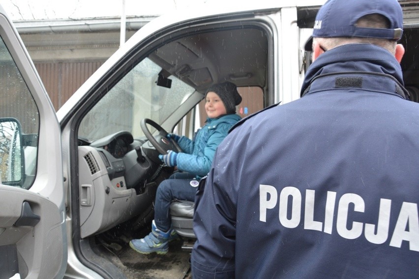 Maluchy z opolskiego przedszkola odwiedziły policjantów....
