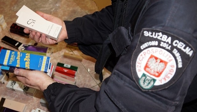 W trakcie kontroli dokonywanej w jednej z opolskich firm kurierskich podejrzenie funkcjonariuszy Krajowej Administracji Skarbowej z Opola wzbudziły dwie paczki.
