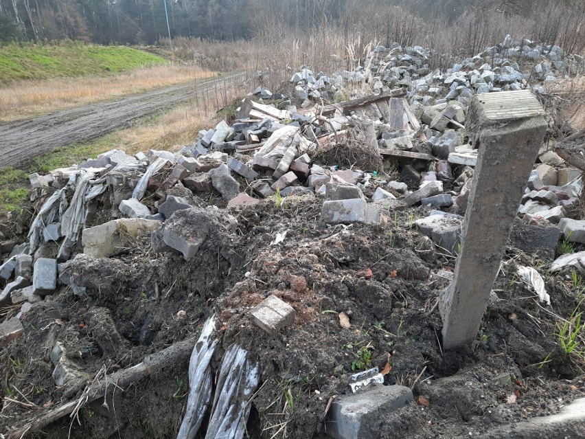 Wysypisko na terenie stadionu miejskiego w Dobrodzieniu.