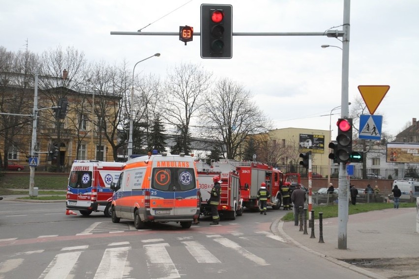 Wrocław: Wypadek na placu Staszica. Zderzyły się ford, skoda i mitsubishi (ZDJĘCIA)