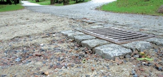 Kratka kanalizacyjna, która ma za zadanie odbierać nadmiar wody, nie spełnia swojego zadania, bo sama została podmyta i znajduje się nad gruntem