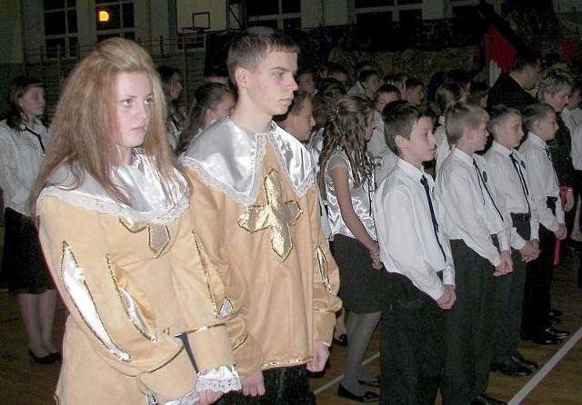 Gimnazjaliści z Osieka przed ślubowaniem odtańczyli Poloneza w strojach rycerskich.