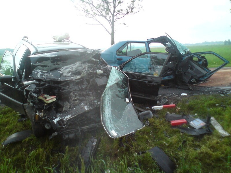 Wypadek koło Radwanic. Dwie osoby są ranne (zdjęcia Czytelnika)
