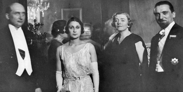Od lewej: prezydent RP w latach 1947-1972 August Zaleski, pani Grandi, pierwsza dama RP Ewelina Zaleska i minister spraw  zagranicznych Włoch Dino Grandi