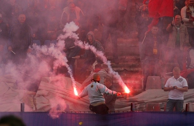 Mecz Cracovii z Pogonią bez kibiców. Przez race.