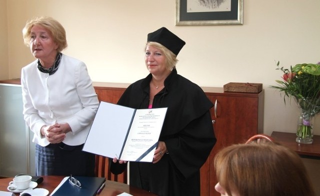 Profesor Regina Renz, rektor Uniwersytetu Humanistyczno - Przyrodniczego Jana Kochanowskiego w Kielcach z Cornelią Pieper, nowym profesorem honorowym  Wydziału Zarządzania i Administracji kieleckiej uczelni.