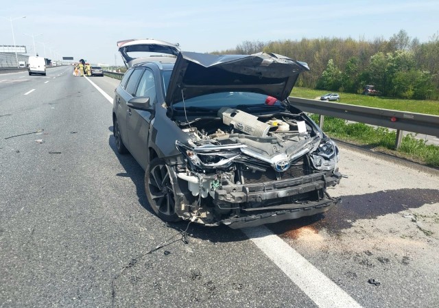 Na ten moment nie ma informacji o osobach poszkodowanych. Miejsce wypadku zabezpieczają dwa zastępy straży pożarnej i policja.