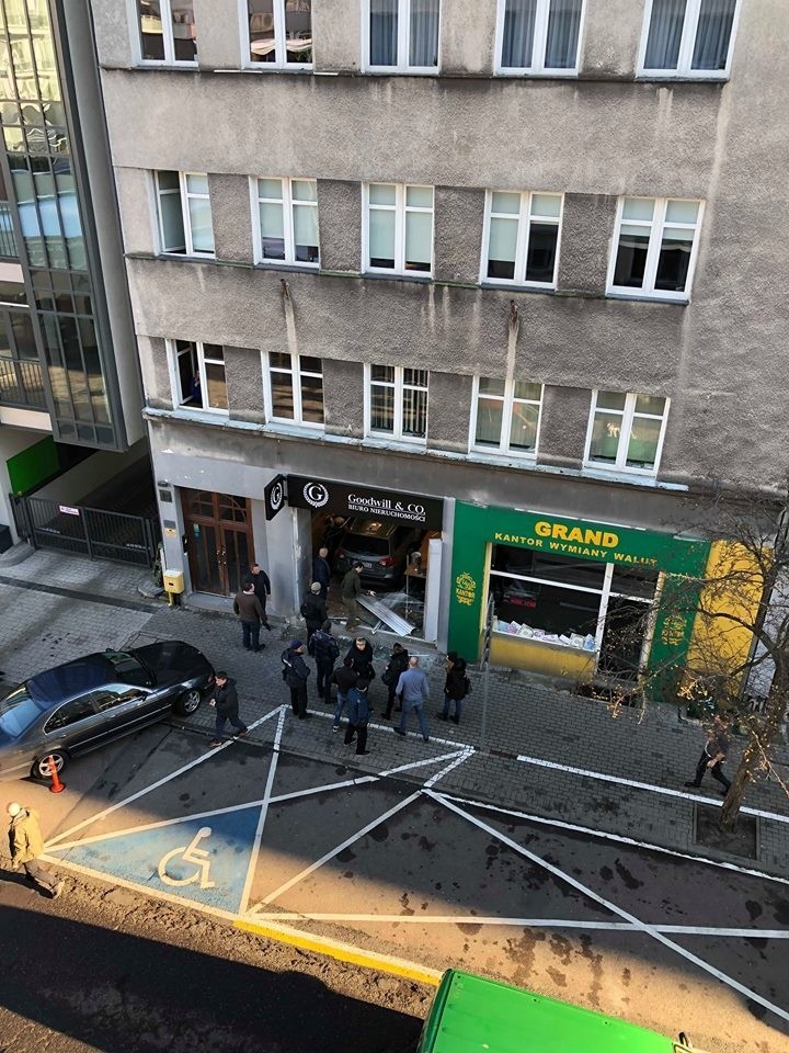 76-latka wjechała autem w biuro nieruchomości centrum w Gdyni [film]