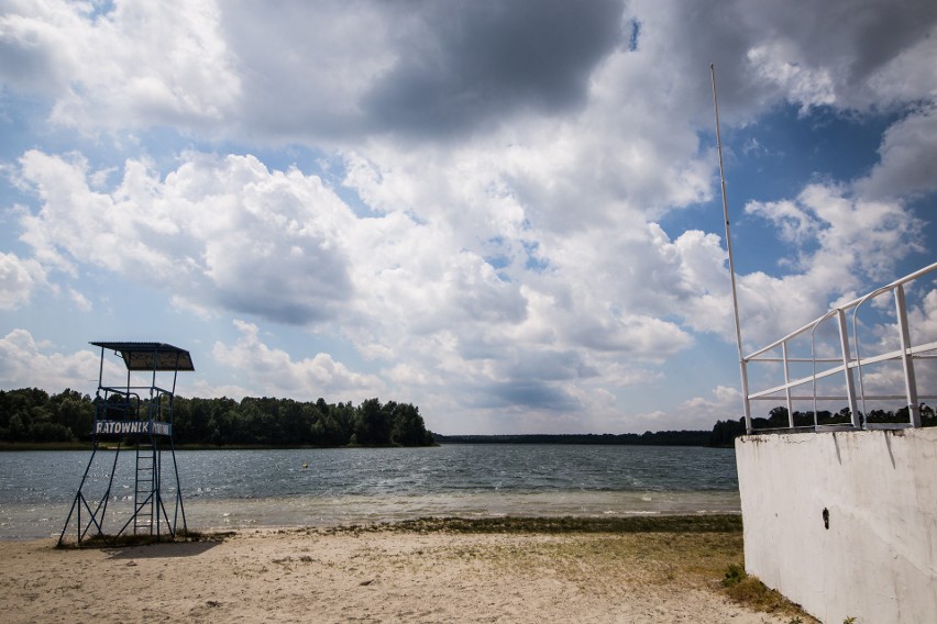 Jezioro Ostrowskie, Przyjezierze. Plaża cofnęła się o 10-15...