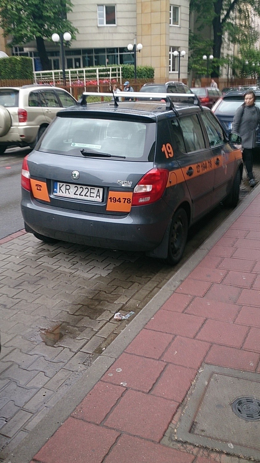 Źle zaparkowany samochód ZIKiT-u na ul. Skawińskiej.