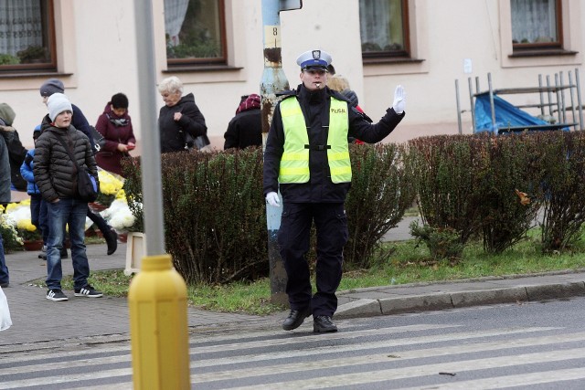 Policjanci pomagali pieszym, pilnowali także bezpieczeństwa w okolicach cmentarzy.