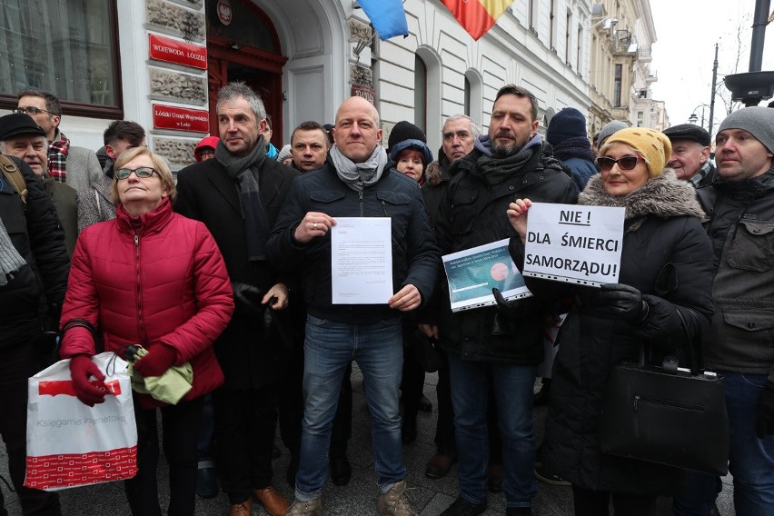 Przed Urzędem Miasta Łodzi protestowali przedstawiciele Rad Osiedla