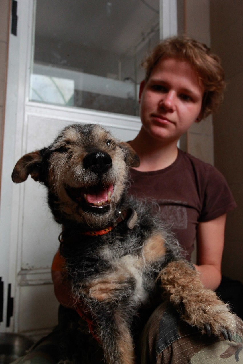 Opiekunka Natalia Rakowska z psem, którego wyrzucono za płot