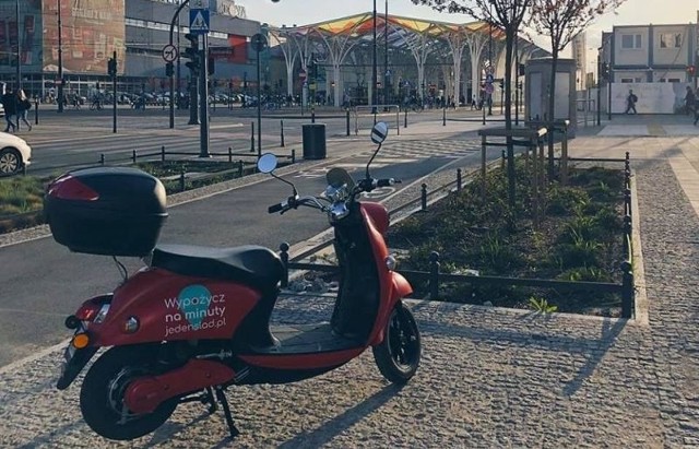 Lada dzień w Łodzi będzie można skorzystać z elektrycznych skuterów wypożyczanych na minuty. O tym, że usługę tę uruchamia firma Blinkee, pisaliśmy w ubiegłym tygodniu. Okazuje się jednak, że będzie miała konkurencję. To – również warszawski – JedenŚlad.– Wchodzimy w tym tygodniu – mówi Łukasz Banach, współwłaściciel firmy. Na terenie miasta będziemy współpracować z naszym łódzkim partnerem – TrybEco, który jest jednym z największych dystrybutorów pojazdów elektrycznych w Polsce. Przygotowaliśmy dla Łodzi nową identyfikację wizualną naszych skuterów i nieco inne rozwiązanie kufrów. JedenŚlad rozpocznie od 20 skuterów elektrycznych, ale obiecuje, że jeszcze w tym roku będzie ich sto. Skutery będzie można wypożyczyć i oddać w określonej strefie (a więc podobnie jak w przypadku Blinkee). Początkowo będzie to obszar ok. 20 km kw. - od Manufaktury i parku Helenowskiego na północy po Centralne Muzeum Włókiennictwa na południu. Od wschodu granicę stanowić ma szpital kliniczny AM i park 3 Maja, a na zachodzie: Atlas Arena, al. Unii.A ceny? Czytaj na następnej stronie